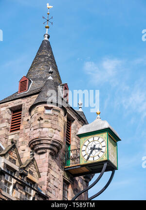 Alte 16. Jahrhundert Canongate Mautstelle, Royal Mile, Edinburgh, Schottland, Großbritannien jetzt Leute die Geschichte Museum, den Glockenturm und die Uhr gegen den blauen Himmel Stockfoto