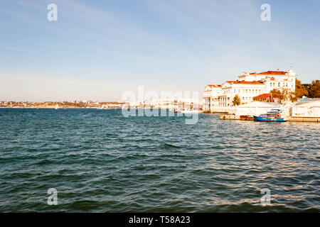 In Sewastopol, Krim, Russland - SEPTEMBER 18,2014: Artillerie bay Sewastopol Hafen am Schwarzen Meer. Gebäude Blick auf den Palast der Kindheit und Aquarium. Stockfoto