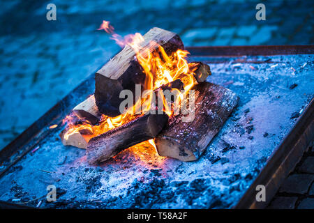 Clouseup Schuß von brennendem Holz in den Kamin. Stockfoto