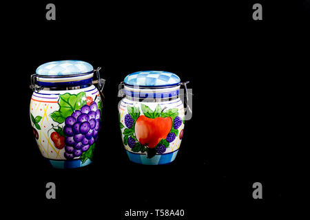 Zwei Keramik Küche Kanister mit Obst malte auf Außerhalb Stockfoto