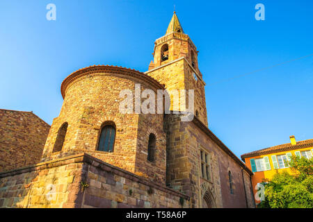 Blick auf den Glockenturm der Kathedrale von Frejus an einem sonnigen Tag. Stockfoto