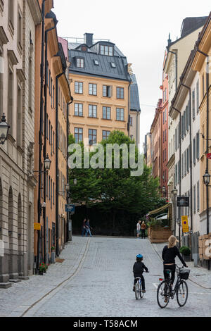 Farbenfrohe historische Gebäude an den engen Straßen der Stockholmer Altstadt Gamla Stan, Stockfoto