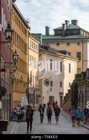 Farbenfrohe historische Gebäude an den engen Straßen der Stockholmer Altstadt Gamla Stan, Stockfoto