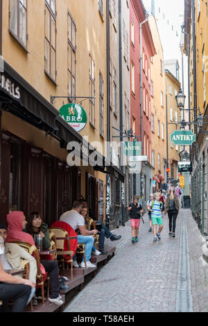 Farbenfrohe historische Gebäude an den engen Straßen der Stockholmer Altstadt Gamla Stan, Stockfoto