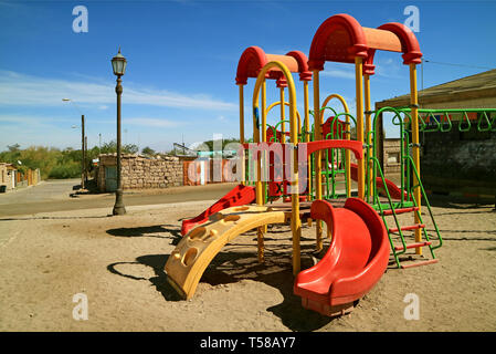 Bunte Kinderspielplatz in Toconao Stadt, Atacama, Chile, Südamerika Stockfoto