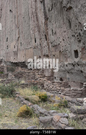 Reste und Ruinen von Stone Cliff dwelling Ruinen in Los Alamos, New Mexico. Stockfoto