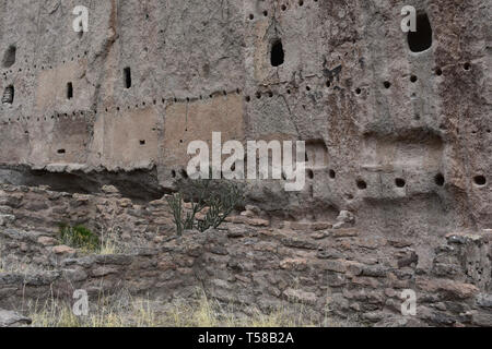 Antike Ruinen und Überreste der historischen Klippenwohnungen von Bandelier National Monument. Stockfoto