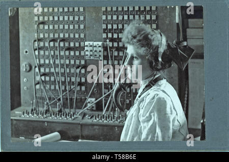 Telefonistin bei Telefonzentrale Stockfoto, Bild: 52423800 - Alamy