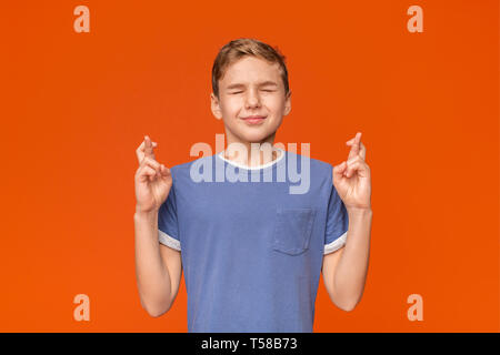 Teenager Daumen wünschen, beten für Wunder Stockfoto