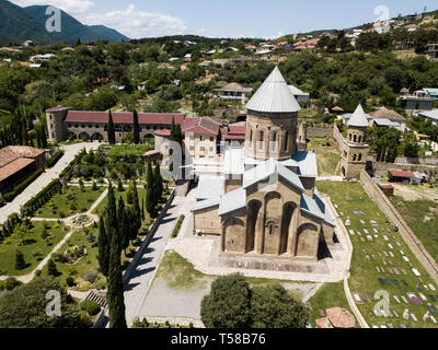 Luftaufnahme der Verklärung Kirche. Samtavro Kloster lebt Säule und Partikelfilter der Reliquien der beiden Heiligen der 13 syrischen Fa Stockfoto