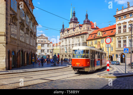 Prag, Tschechische Republik August 01, 2018 eine Straßenbahn auf einer historischen Straße. Stockfoto