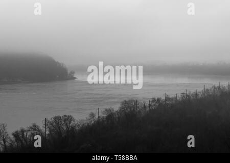 In der Susquehanna River auf einer sehr neblig und nebligen Tag Bend, Lancaster County, PA Stockfoto