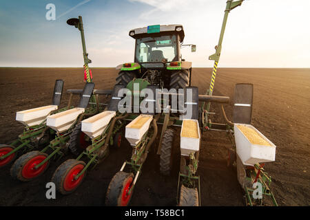 Bauer mit Traktor säen ernten im landwirtschaftlichen Bereich Stockfoto