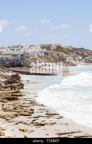 Das malerische Fischerdorf Arniston, Agulhas, Western Cape, Südafrika, vertikale Ansicht am Strand entlang in die Historischen weiß getünchten Cottages Stockfoto
