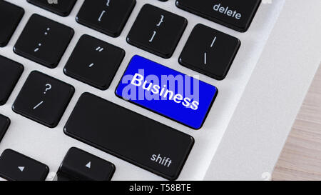 Business Wort auf blaue Taste des Laptops Stockfoto