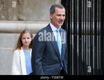 Palma de Mallorca, Spanien - 21 April 2019: spanischer König Felipe und Prinzessin Leonor Erbe hinterlassen Kathedrale in Palma de Mallorca Stockfoto