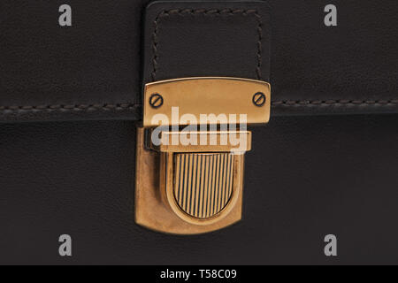 Luxus golden lock Verschluss auf schwarzem Leder Tasche, close-up Stockfoto