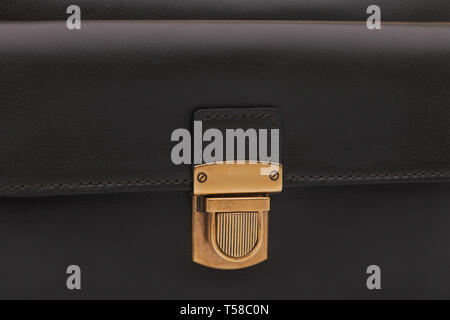 Luxus golden lock Verschluss auf schwarzem Leder Tasche, close-up Stockfoto