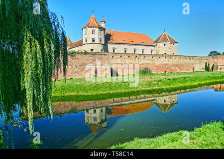 Szene Sommer in Fagaras Festung Spiegelung. Im Jahre 1310 erbaute Festung wird von einem tiefen Graben umgeben. Stockfoto