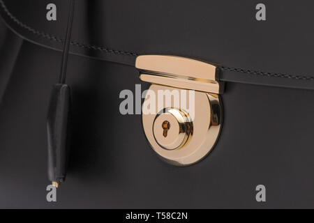 Luxus golden lock Verschluss auf schwarzem Leder Tasche, close-up Stockfoto