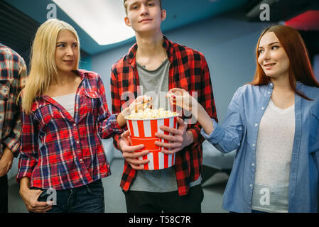 Eine Gruppe von Freunden mit Popcorn im Kino Stockfoto