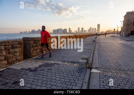Die Altstadt von Jaffa, Tel Aviv, Israel - 1. April 2019: Schöne Aussicht auf die Seite gehen auf den Ozean Küste an einem sonnigen Sonnenaufgang. Stockfoto