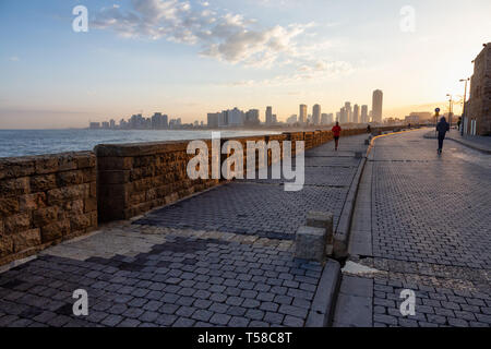 Die Altstadt von Jaffa, Tel Aviv, Israel - 1. April 2019: Schöne Aussicht auf die Seite gehen auf den Ozean Küste an einem sonnigen Sonnenaufgang. Stockfoto