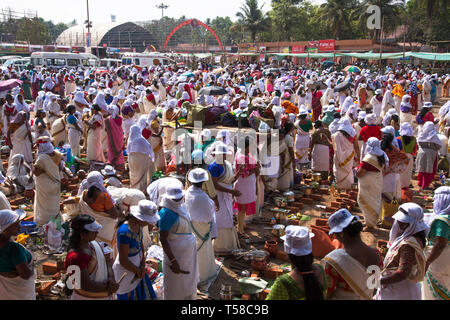 Jedes Jahr mehr als 4 Millionen Anhänger ein Ereignis namens Attukaal Ponkala im Guinness Buch der Rekorde aufgenommen wird teilnehmen Stockfoto