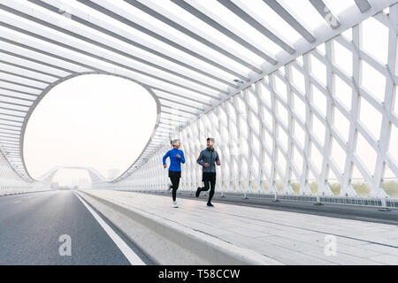 Junge Paare im Freien joggen Stockfoto