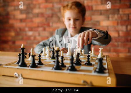 Clevere Schulmädchen, Schach Spieler am Tisch Stockfoto