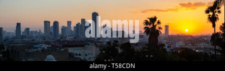 Panoramablick auf einem modernen Stadtzentrum Stadt während einer farbenfrohen Sonnenaufgang. In Jaffa, Tel Aviv-Jaffa, Israel, Stockfoto