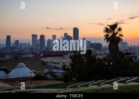 Wunderschöne Aussicht auf einem modernen Stadtzentrum Stadt bei einem Sonnenaufgang. In Jaffa, Tel Aviv-Jaffa, Israel genommen. Stockfoto