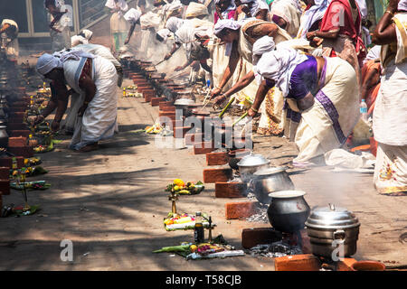 Jedes Jahr mehr als 4 Millionen Anhänger ein Ereignis namens Attukaal Ponkala im Guinness Buch der Rekorde aufgenommen wird teilnehmen Stockfoto