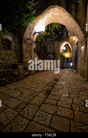 Nacht in der Gasse Möglichkeiten am historischen Alten Hafen von Jaffa. In Tel Aviv, Israel. Stockfoto