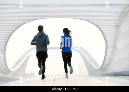 Junge Paare im Freien joggen Stockfoto