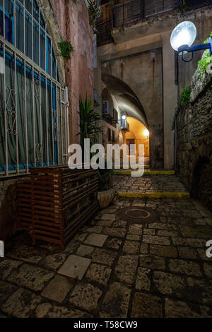 Nacht in der Gasse Möglichkeiten am historischen Alten Hafen von Jaffa. In Tel Aviv, Israel. Stockfoto