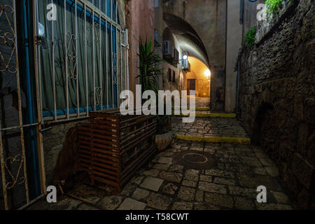 Nacht in der Gasse Möglichkeiten am historischen Alten Hafen von Jaffa. In Tel Aviv, Israel. Stockfoto