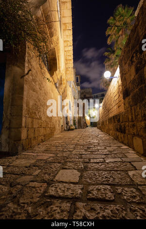 Nacht in der Gasse Möglichkeiten am historischen Alten Hafen von Jaffa. In Tel Aviv, Israel. Stockfoto