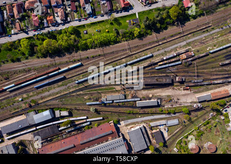 Antenne drone Ansicht der alten Lok zug Depo, Parkplatz Bügeleisen Pferde auf Bahnstrecken. Dieselmotor Stockfoto
