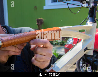 Master arbeiten auf dem Fahrrad Polsterung in Leder. Hand gemacht. Close Up. Stockfoto