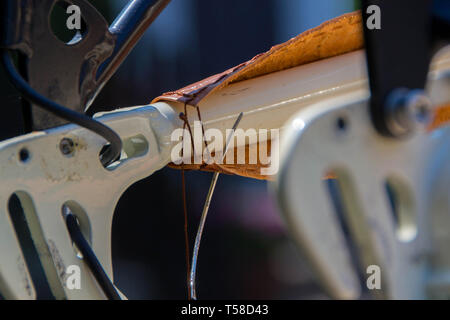 Master arbeiten auf dem Fahrrad Polsterung in Leder. Hand gemacht. Close Up. Stockfoto