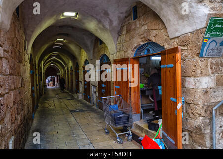 Morgen, North District, Israel - 1. April 2019: Enge Gassen in der Altstadt von Akko. Stockfoto