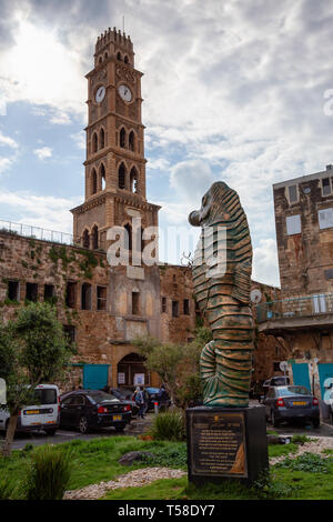 Morgen, North District, Israel - 1. April 2019: Seahorse Statue in der Altstadt von Akko während eines bewölkten Tag. Stockfoto