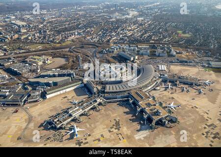 Luftaufnahme, Düsseldorfer Flughafen, Terminal A B C mit Flugzeugen, Kalkum, Düsseldorf, Rheinland, Nordrhein-Westfalen, Deutschland Stockfoto