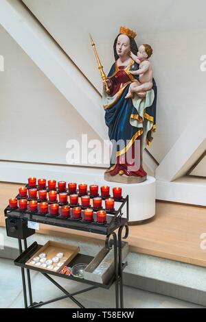 Madonna mit Jesuskind und aufopferungsvollen Kerzen, Kirche St. Josef, Holzkirchen, Oberbayern, Bayern, Deutschland Stockfoto