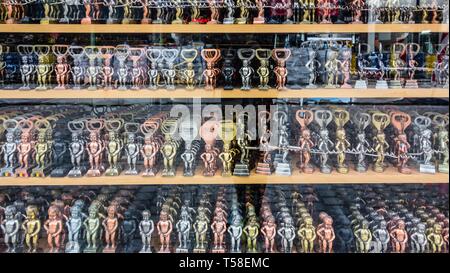 Manneken Pis als Flaschenöffner, Schaufenster eines Souvenir Shop, Brüssel, Belgien Stockfoto