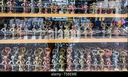 Manneken Pis als Flaschenöffner, Schaufenster eines Souvenir Shop, Brüssel, Belgien Stockfoto