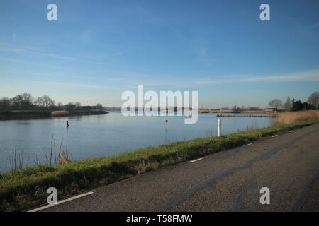 Blauer Himmel und Sonne über den Fluß Hollandsche IJssel bei Moordrecht in den Niederlanden Stockfoto