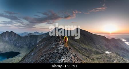 Bergsteiger zu Fuß auf Bergrücken in snowdonia Stockfoto