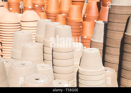 Tontöpfe Stack auf dem Markt Stockfoto